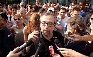 L'humoriste Didier Porte devant la maison de Radio France le 1 er juillet 2010. Il proteste contre son éviction de France Inter ainsi que celle de son confrère, Stéphane Guillon.