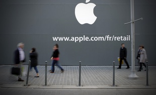 Apple affiche enfin son logo sur le chantier du futur Apple store à Lille.
