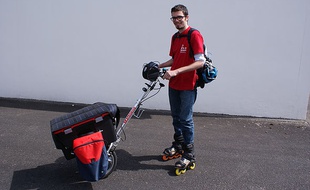 Nicolas Bert avec ses rollers et son chariot près pour le grand départ