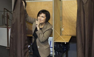 La candidate socialiste Marie Arlette Carlotti vote lors du premier tour des primaires citoyennes du parti socialiste dans un bureau à Marseille, le 13 octobre 2013.