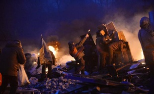 Des manifestants contre le gouvernement ukrainien lors d'affrontements avec la police, le 19 février 2014 à Kiev