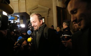 La cour d'appel de Paris rend vendredi après-midi sa décision concernant le président de L'Arche de Zoé Eric Breteau et sa compagne Emilie Lelouch, qui avaient tenté en 2007 d'exfiltrer du Tchad vers la France 103 enfants présentés comme des orphelins du Darfour.