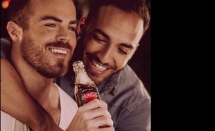 L'une des affiches de la campagne de Coca-Cola met en scène un couple gay.
