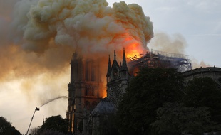 Sur internet, nombreux sont ceux qui partagent leur tristesse devant les images de Notre-Dame de Paris en flammes.