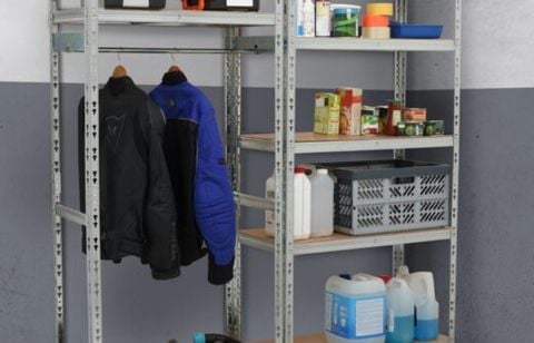 Du rangement costaud pour l’atelier : Auchan casse les prix sur ce lot de 2 étagères métal avec vestiaire et 8 plateaux