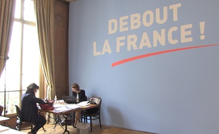 Dans le QG de Nicolas Dupont-Aignan.