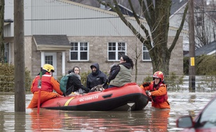 Les pompiers évacuent les habitants de Sainte-Marie, au Québec, à cause des inondations, le 20 avril 2019.