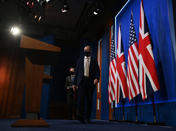Le secrétaire britannique aux Affaires étrangères Dominic Raab (à droite) assiste à une conférence de presse avec le secrétaire d'État américain Antony Blinken à la suite de leur réunion bilatérale à Londres le 3 mai 2021, lors de la réunion des ministres des Affaires étrangères du G7.