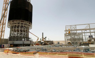 La tour solaire Ashalim en construction dans le désert du Neguev en Israël, le 26 mai 2016