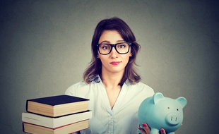 L'État facilite l'accès au crédit des jeunes pour financer leurs études supérieures.