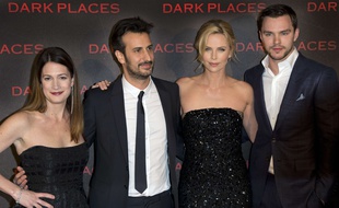Gillian Flynn, Gilles Paquet-Brenner, Charlize Theron et Nicholas Hoult, lors de l'avant-première de «Dark Places» à Paris, le 31 mars 2015.