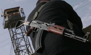 Un soldat du Hamas surveille la police égyptienne à la frontière entre la bande de Gaza et l'Egypte, le 28 janvier 2008.