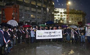 Une trentaine d'élus d'Ile-de-France ont bloqué le chantier de construction de 300 logements sur le plateau de Saclay pour «rappeler à l'Etat son engagement de construire la ligne 18 du Grand Paris».