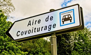 Panneau qui indique une aire de covoiturage. FRANCE/Credit:GILE MICHEL/SIPA/1305141729