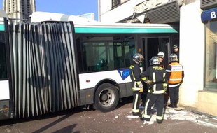 Un bus s'encastre dans une banque à Créteil le 29 janvier 2009
