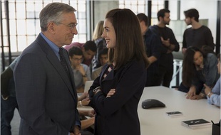 Robert De Niro et Anne Hathaway dans Le nouveau stagiaire