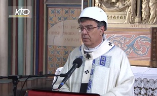 L'archevêque de Paris Mgr Michel Aupetit a célébré samedi 15 juin, en comité restreint, la première messe à Notre-Dame depuis l'incendie