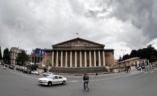 L'interdiction générale du bisphénol A dans les contenants alimentaires début 2015 a été adoptée mercredi en deuxième lecture à l'Assemblée nationale, où les écologistes ont plaidé en vain pour une application avancée, tandis que des élus PS mais aussi UMP ont prôné un report.