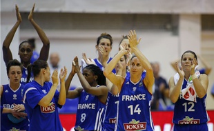 L'équipe de France féminine de basket après sa victoire contre la Roumanie, à Timosoara, dans le cadre de l'Euro 2016, le 14 juin 2015.