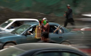 Un attentat suicide a visé jeudi matin deux véhicules militaires étrangers qui circulaient à Kaboul, a affirmé à l'AFP un responsable de la police afghane en faisant état de "victimes".