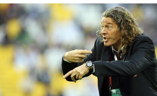 Bruno Metsu donne ses consignes avec la sélection qatarie face au Japon lors de la Coupe d'Asie le 21 janvier 2011, à Doha (Qatar).