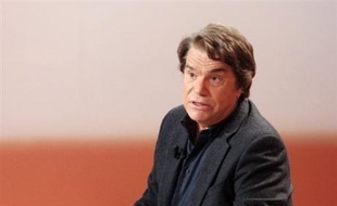 L'indemnisation record accordée à Bernard Tapie dans le cadre de l'affaire Crédit Lyonnais/Adidas est "potentiellement une affaire d'Etat", a affirmé lundi Bruno Le Roux secrétaire national PS.