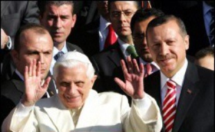 Le pape Benoît XVI a été accueilli mardi à Ankara par le Premier ministre turc Recep Tayyip Erdogan, un geste exceptionnel visant à apaiser les tensions dès le début de cette visite périlleuse, moins de trois mois après la violente polémique déclenchée par ses propos sur l'islam.