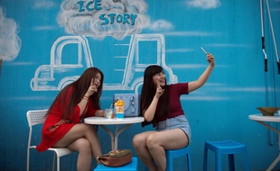 Deux femmes sur la terrasse d'un restaurant à Pékin.
