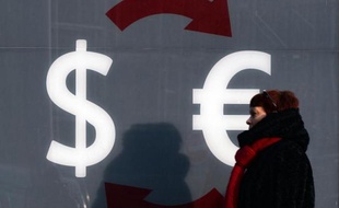 L'euro est tombé vendredi vers 14H55 GMT à 1,2271 dollar, son plus bas niveau depuis mi-août 2012