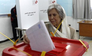 Une Tunisienne vote pour élire une Assemblée constituante le 23 octobre 2011, à Tunis.