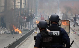 La police affronte des émeutiers le 20 juillet 2014 à Sarcelles, en banlieue parisienne, en marge d'une manifestation pro-Gaza, interdite par les autorités