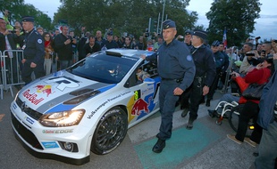 Des forces de l'ordre escortent Sébastien Ogier dans Strasbourg lors du Rallye de France 2014.