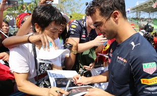 Daniel Ricciardo signe des autographes lors du GP de Sepang, en Malaisie, le 2 octobre 2016.
