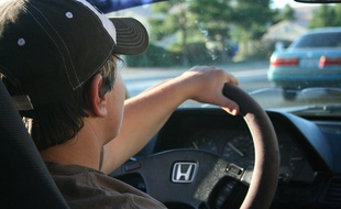 Un conducteur au volant de sa voiture (illustration).
