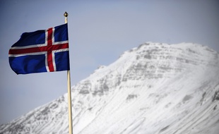 Le drapeau islandais, près du glacier de Myrdalsjokull.