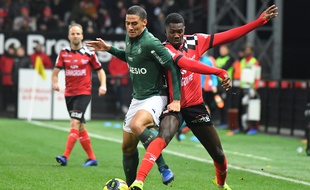 William Saliba, ici au duel avec l'attaquant guingampais Marcus Thuram, en janvier au Roudourou.