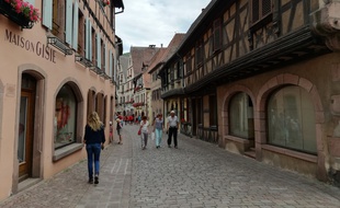 Le vol de la plaque de Kaysersberg a encore un peu plus fait parler du village alsacien où il faut se balader tôt pour visiter au calme pendant l'été.