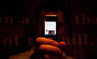 Le blogueur Géorgien Cyxymu, à Tbilissi, le 10 août 2009. Sur son téléphone, le blog qui lui a valu de subir une attaque de déni de service.