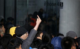 Une foule s'énerve devant le magasin Apple de Sanlitun à Pékin le 13 janvier 2012, lorsque la vente du smartphone a été suspendue par la firme à la pomme en raisons de débordements pendant des heures.