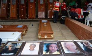 Les portraits et cercueils des victimes de l'Université de Garissa, sont disposés devant la morgue de Chiromo à Nairobi, le 9 avril 2015