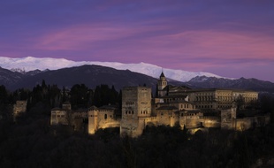 Les sommets enneigés de la Sierra Nevada dominent l’Alhambra (Grenade).