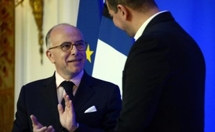 Didi applaudi par le ministre de l'Intérieur Bernard Cazeneuve lors d'une cérémonie au cours de laquelle été naturalisé français et reçu la médaille d'or de la sécurité intérieure le 16 juin 2016 à Paris
