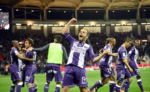 Le milieu de terrain du TFC Etienne Didot explose de joie après le but d'Oscar Trejo contre Troyes, le 7 mai 2016 à Toulouse.