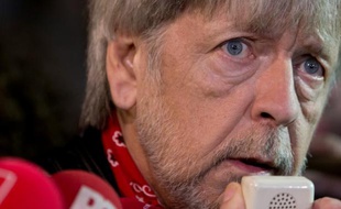 Renaud prend part à l'hommage aux victimes des attentats le 7 janvier 2016 à Paris