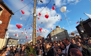Quelque 700 personnes, selon la police, ont participé mercredi à Eleu-dit-Leauwette (Pas-de-Calais) à une marche silencieuse en hommage à une adolescente de 12 ans qui s'est suicidée chez elle le 2 janvier avec un fusil de chasse, a constaté l'AFP.