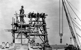 Photo datée du 17 novembre 1899 de l'installation de la statue à l'effigie de Ferdinand de Lesseps (1805-1894), à l'entrée du Canal de Suez de Port Said en Egypte The colossal statue of Ferdinand de Lesseps (1805-1894) by Emmanuel Frémiet (1824-1910) was installed at entrance of the Suez Canal at Port Said on 17 November 1899 and forcibly removed with TNT on 23 December 1956.