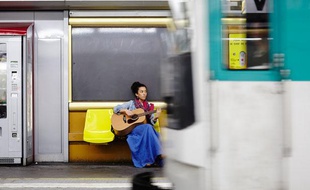 La chanteuse JaSz, lauréate du prix Talent Europe 1 -20 Minutes 2014, a enregistré son premier EP dans le métro parisien