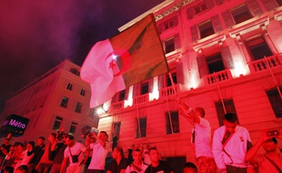 Des supporters algériens fêtent la victoire de leur équipe en Coupe du Monde, à Marseille le 26 juin 2014.