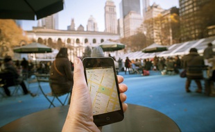 Un utilisateur de Google Maps à Bryant Park, New York.
