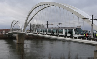 Strasbourg le 3 février 2017. Le tram de la ligne D franchit le Rhin pour la première fois et arrive en Allemagne, à Kehl.